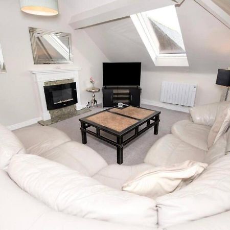 Sandmartin - Top Floor 3-Bed Apartment Sea Views & Parking Scarborough Exterior photo