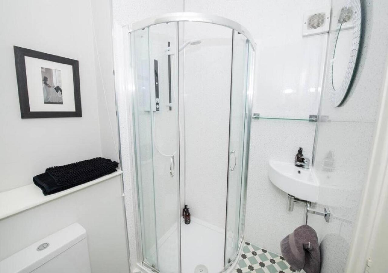 Sandmartin - Top Floor 3-Bed Apartment Sea Views & Parking Scarborough Exterior photo