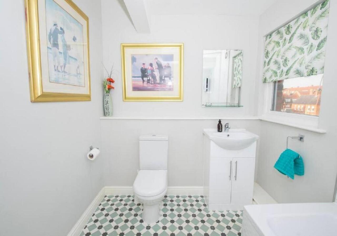 Sandmartin - Top Floor 3-Bed Apartment Sea Views & Parking Scarborough Exterior photo