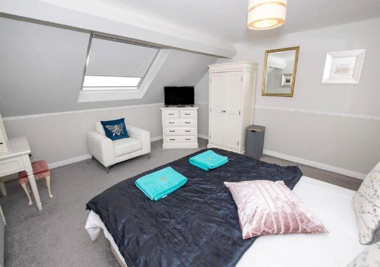 Sandmartin - Top Floor 3-Bed Apartment Sea Views & Parking Scarborough Exterior photo
