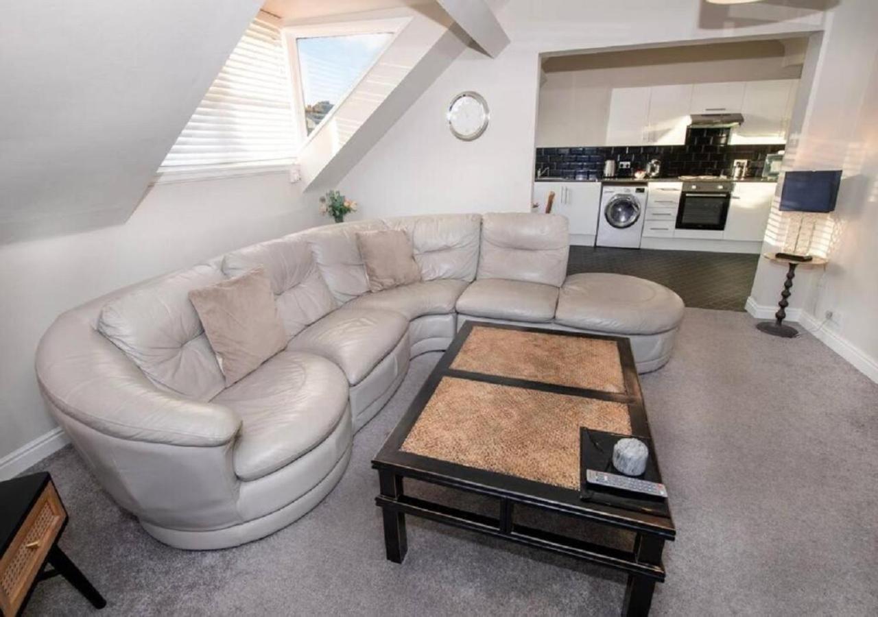 Sandmartin - Top Floor 3-Bed Apartment Sea Views & Parking Scarborough Exterior photo