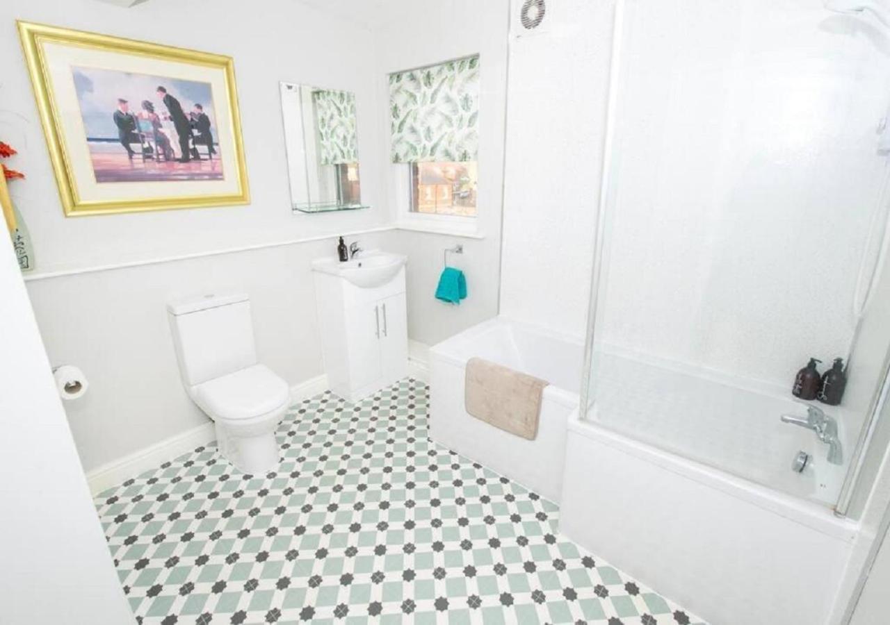 Sandmartin - Top Floor 3-Bed Apartment Sea Views & Parking Scarborough Exterior photo