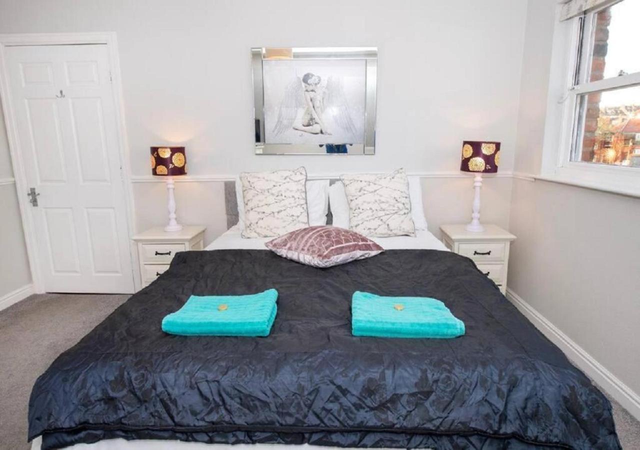 Sandmartin - Top Floor 3-Bed Apartment Sea Views & Parking Scarborough Exterior photo
