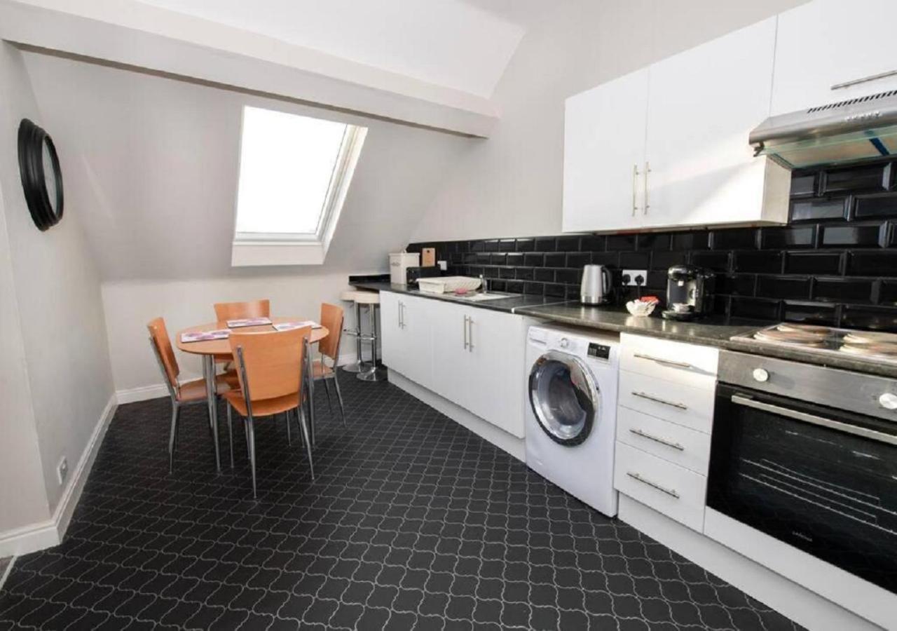 Sandmartin - Top Floor 3-Bed Apartment Sea Views & Parking Scarborough Exterior photo