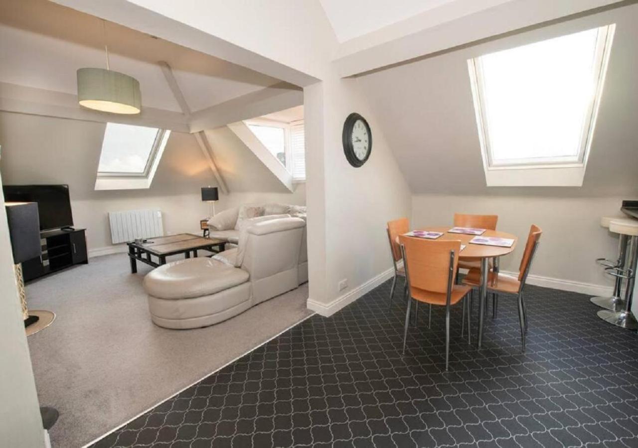 Sandmartin - Top Floor 3-Bed Apartment Sea Views & Parking Scarborough Exterior photo